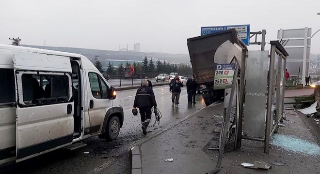TIR, servis araçlarına ve durağa çarptı