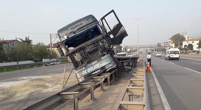 TIR, yol kenarındaki bariyerin üzerine çıktı