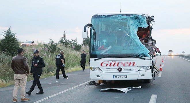 TIR, yolcu otobüsüne çarptı: 2 ölü, 6 yaralı