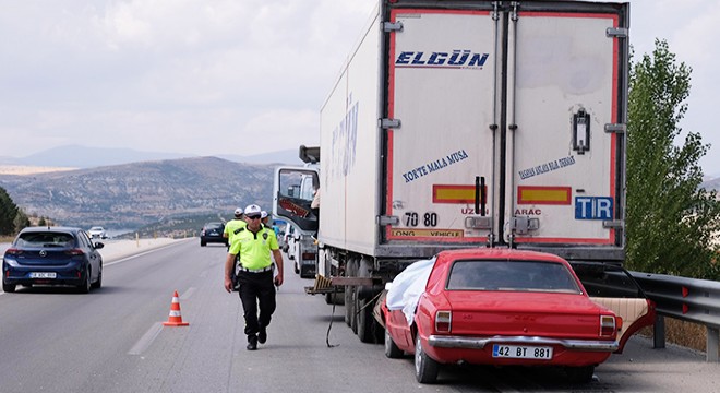 TIR a arkadan çarpan otomobilin sürücüsü öldü