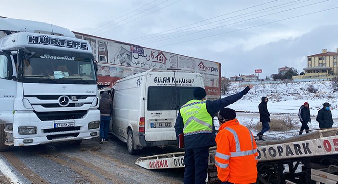 TIR a çarpan kamyonet sürücüsünü itfaiye kurtardı