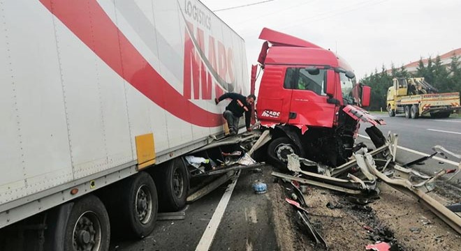 TIR bariyerlere çarptı; sürücü yaralı