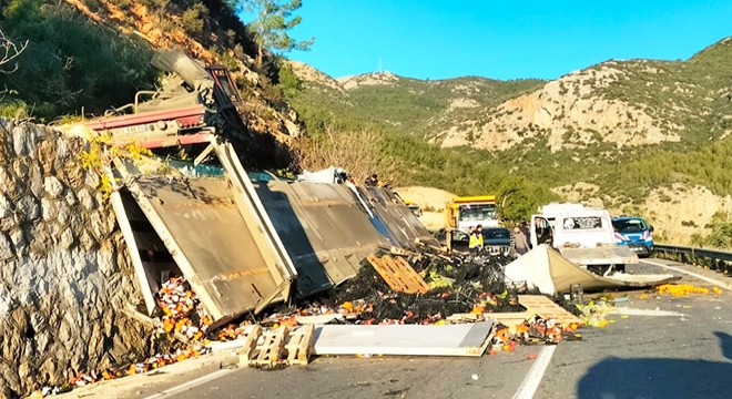 TIR devrildi: 1 ölü, 1 yaralı