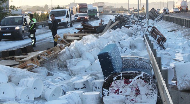 TIR devrildi, boyalar yola döküldü