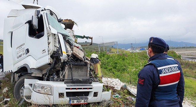 TIR devrildi, sürücü öldü