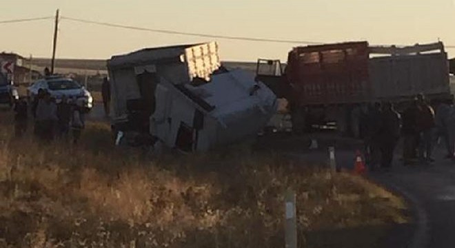 TIR ile kamyon çarpıştı: 1 ölü, 1 yaralı