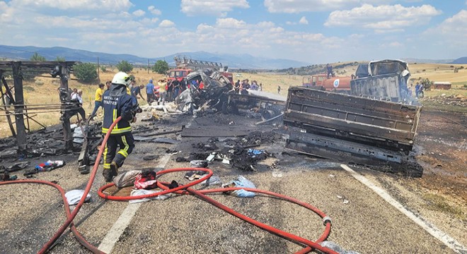 TIR ile kamyonet çarpıştı: 3 ölü, 1 yaralı