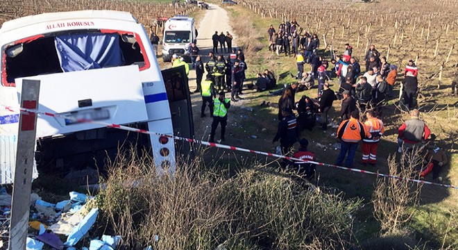 TIR ın çarptığı servis midibüsü şarampole düştü: 17 yaralı