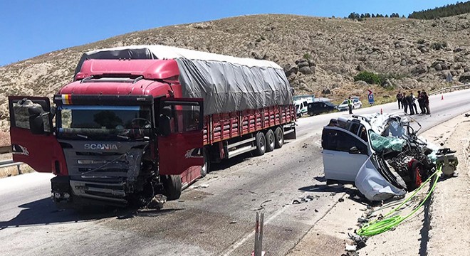 TIR la çarpışan araç hurdaya döndü, sürücü öldü