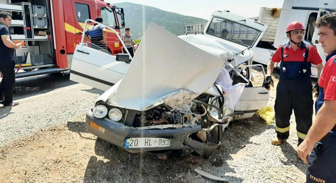 TIR la çarpışan otomobildeki çift yaşamını yitirdi