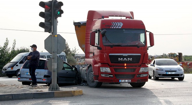 TIR la otomobil çarpıştı