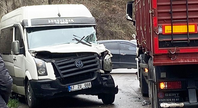 TIR, madencileri taşıyan servise çarptı: 6 yaralı