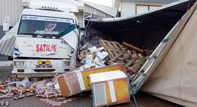 TIR, mobilya mağazasına girdi