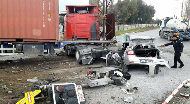 TIR, otomobile çarptı: 1 ölü, 4 yaralı