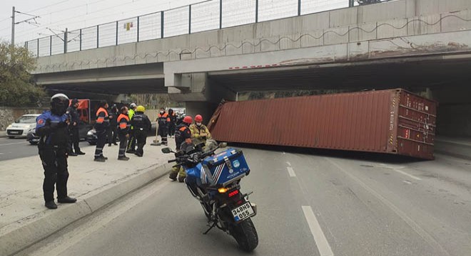 TIR üst geçide çarptı; Dorsesi yola devrildi