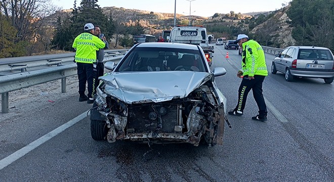 TIR ve otomobil çarpıştı: 3 yaralı