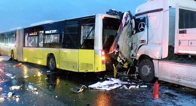 TIR, yol bakım aracı ve İETT otobüsüne çarptı