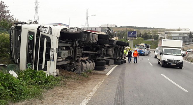 TIR, yol kenarına devrildi