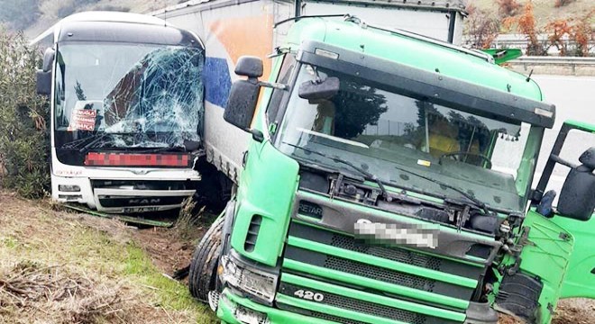 TIR, yolcu otobüsüne çarptı: 4 yaralı