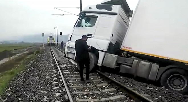 TIR yolu kapattı, makinist treni son anda durdurdu