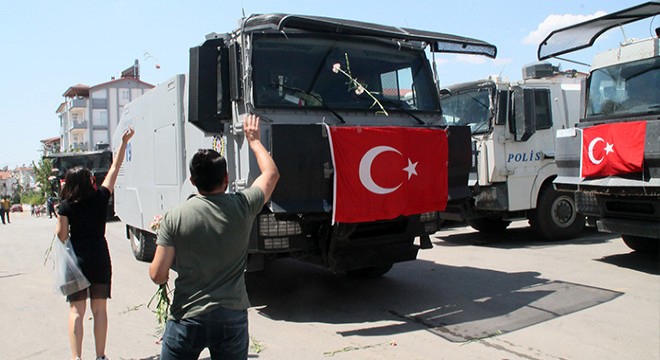 TOMA'lar yangın bölgesinden alkışlarla uğurlandı