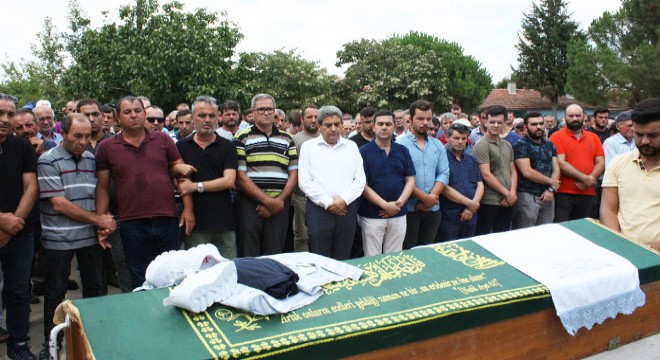 Tabutunun üzerine konulan bayramlıklarıyla uğurlandı