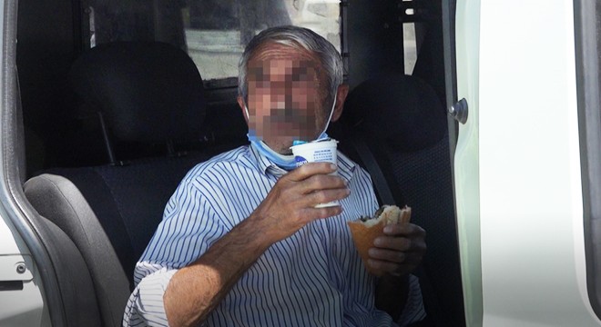 Tacizden gözaltına alındı, elindeki döner ayranı bırakmadı