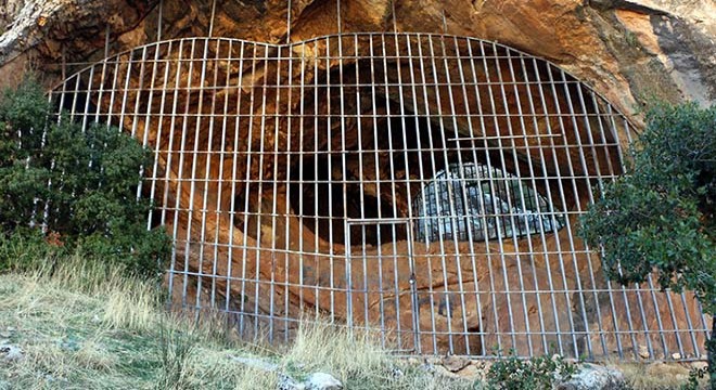 Tahrip edilen mağarada demir kapılı önlem