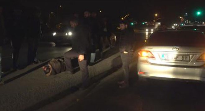 Tahtayla başına vurduğu kişiyi yolun ortasında bıraktı