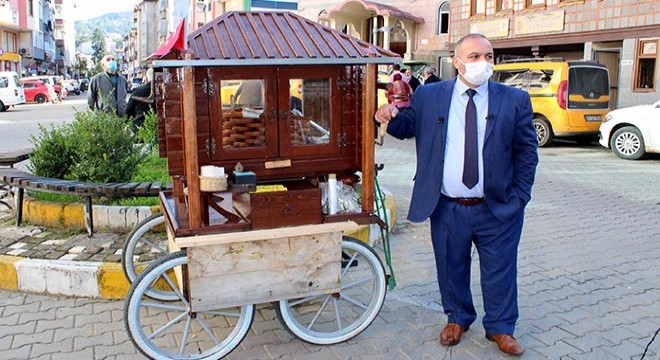 Takım elbiseli seyyar satıcı
