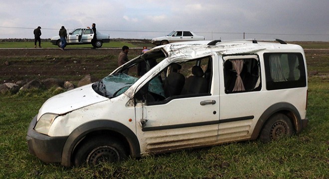 Takla atan hafif ticari araç, tarlaya devrildi: 7 yaralı