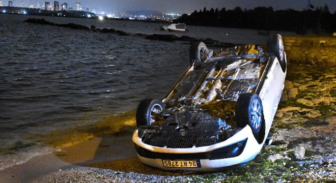 Takla atan otomobil deniz kenarına düştü