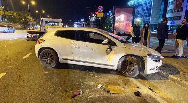 Takla atan otomobil motosikletin üzerine devrildi