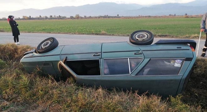 Takla atan otomobil şarampole devrildi: 3 yaralı