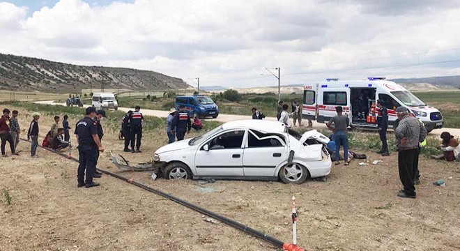 Takla atan otomobildeki 4 kişi yaralandı