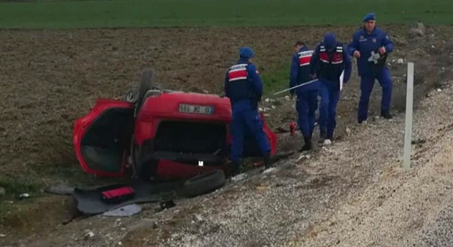 Takla atan otomobildeki anne ve kızı yaralandı