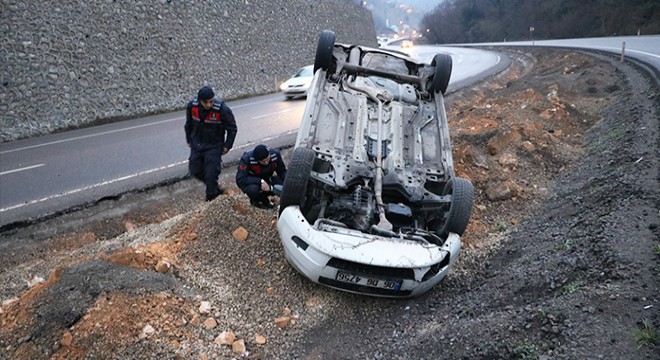 Takla atan otomobilden yara almadan kurtuldular