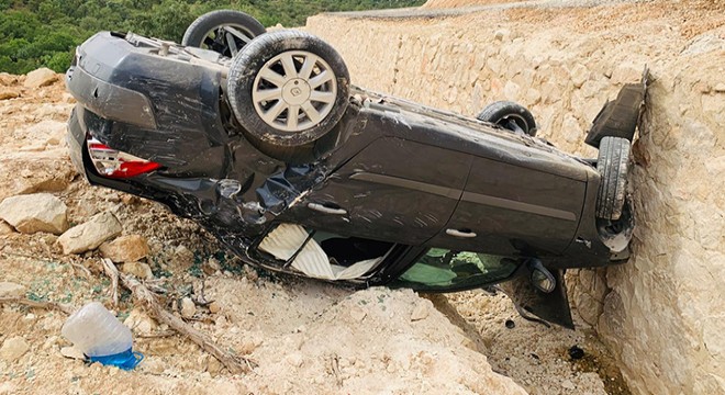 Takla atan otomobilin sürücüsü yara almadan kurtuldu