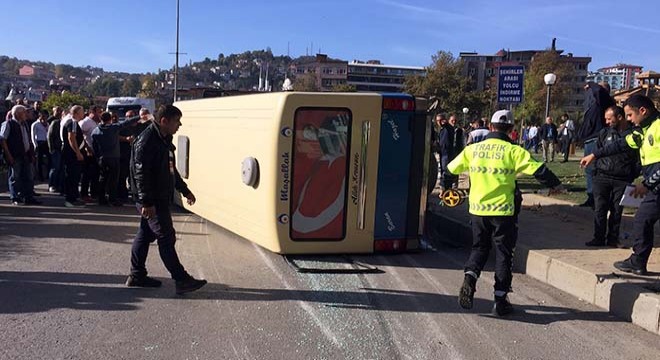 Takla atan yolcu minibüsü devrildi: 1'i çocuk 10 yaralı