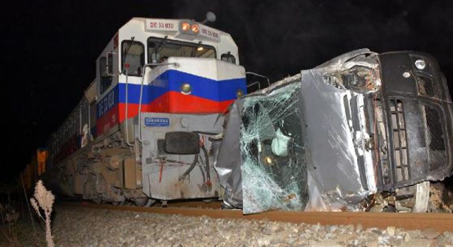 Takla atıp, raylara düşen otomobile tren çarptı; sürücü öldü