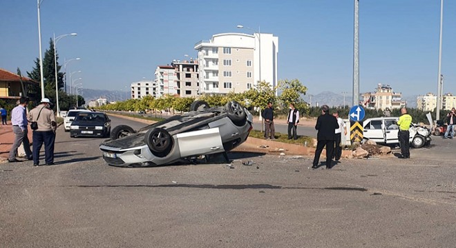 Takla atan araçtan hafif yaralı kurtuldular