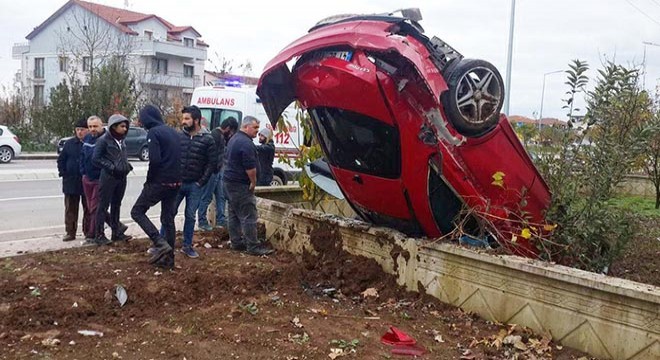 Takla attı, bahçe duvarının üzerinde ters durdu: 2 yaralı