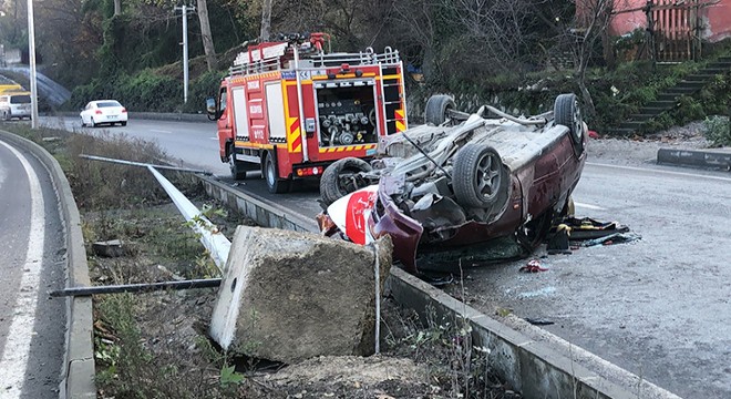 Takla atan otomobil direği yıktı