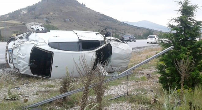 Takla atan otomobil şarampole devrildi: 2 yaralı