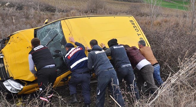 Takla atan taksinin sürücüsü yaralandı