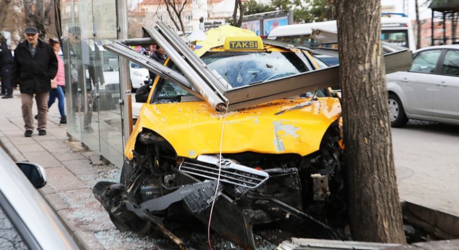 Taksi, durağa daldı: 1'i ağır 6 yaralı