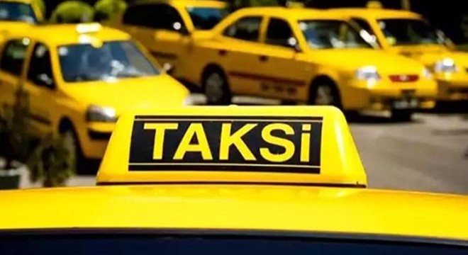 Taksi evin bahçesine girdi; Şoför yaralandı