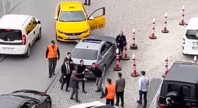 Taksi şoförü ile güvenlik görevlisi arasında ters yön kavgası