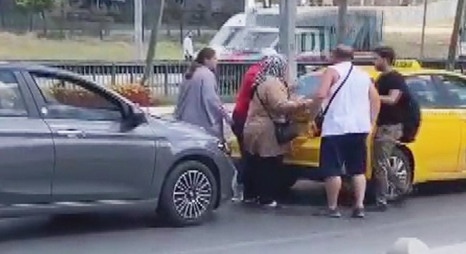 Taksi şoförü tartıştığı yolcuları yarı yolda indirdi