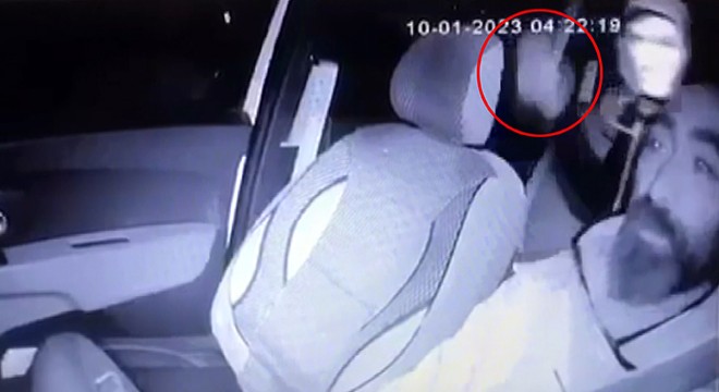 Taksi şoförünün başına taşla vurup hastanelik etti